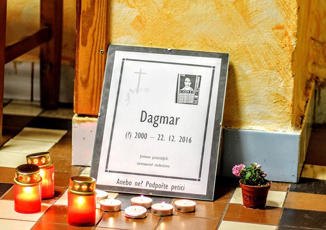 Чешские студенты почтили память кофейного автомата минутой молчания