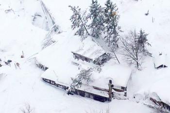 Чудо в Италии: в накрытом лавиной отеле нашли 8 выживших