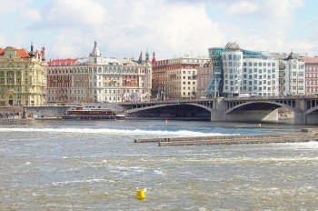 Мост в центре Праги перекрыли из-за подозрительного предмета