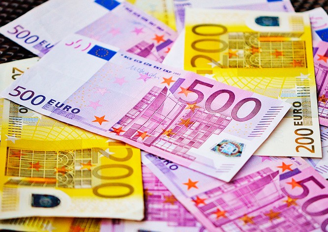 Бездомный вынес из парижского аэропорта 490 тыс. евро