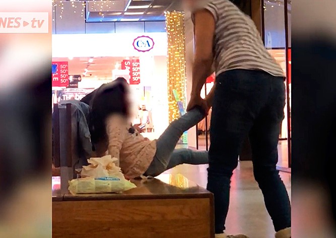 Полиция Чехии расследует инцидент с матерью, ударившей дочь ботинком: видео