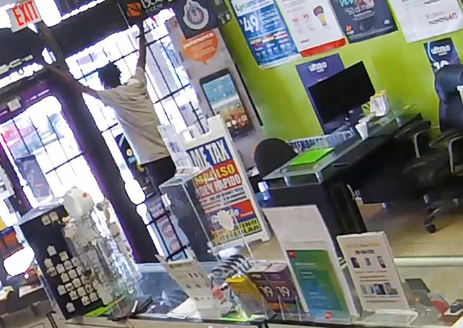 Продавщица заперла недальновидного грабителя в магазине: видео