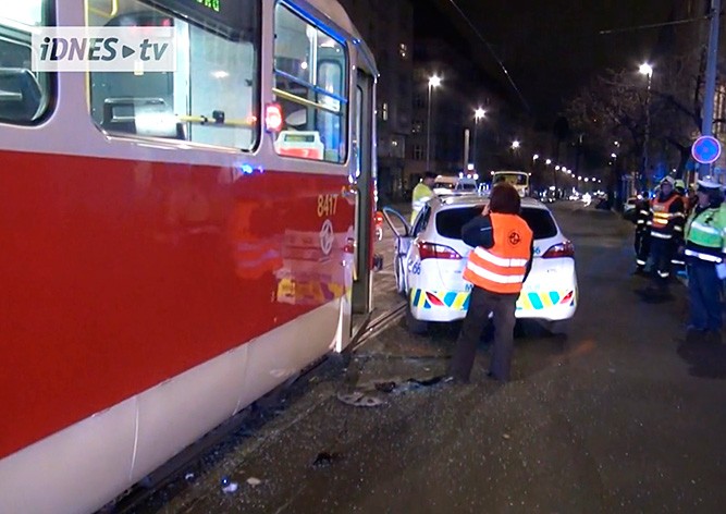 Трамвай столкнулся с полицейским авто в центре Праги: видео 