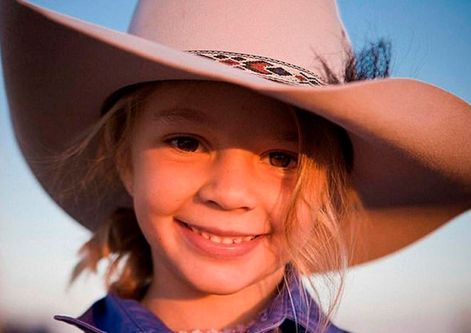 Родители доведенной до суицида девочки пригласили интернет-троллей на похороны