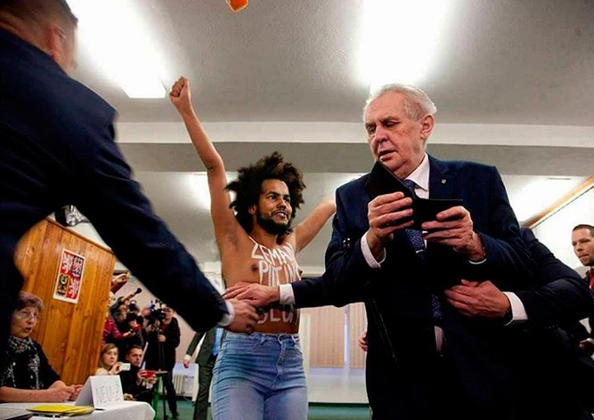 Нападение украинки на Земана породило бурю шуток в чешском Интернете