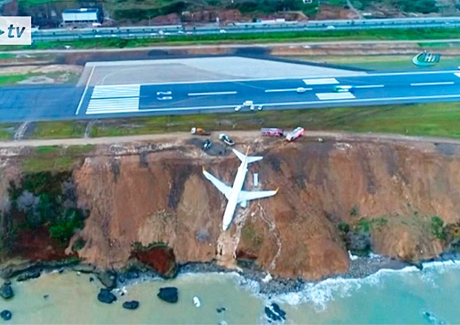 В Турции пассажирский самолет выкатился на край обрыва