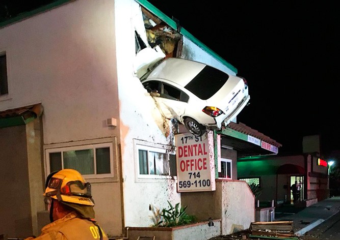 В Калифорнии пьяный водитель влетел во второй этаж здания