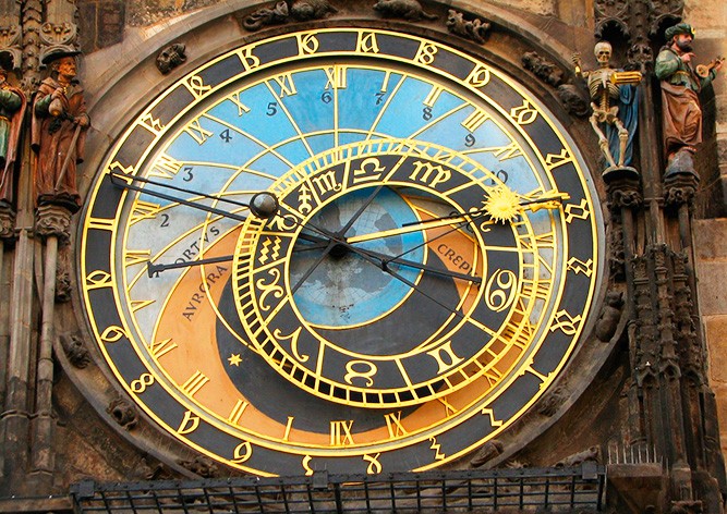 В Праге начали разбирать знаменитый орлой: видео