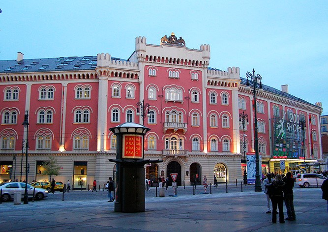 В Праге эвакуировали торговый центр «Палладиум»: видео