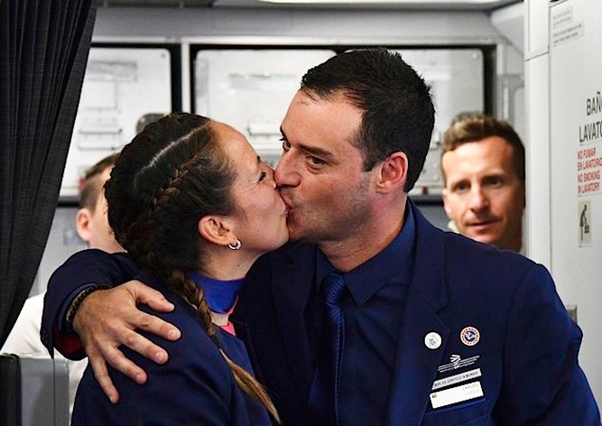 Папа Римский обвенчал стюардессу и бортпроводника во время полета