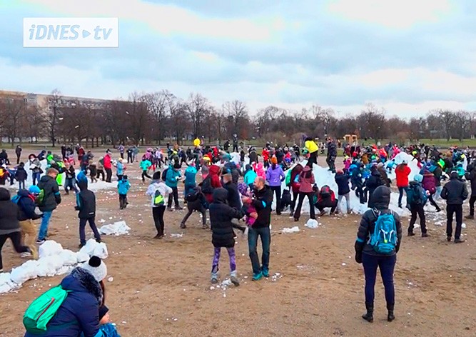 В Праге прошла массовая битва снежками: видео