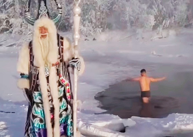 Якутский министр искупался в 63-градусный мороз для привлечения туристов