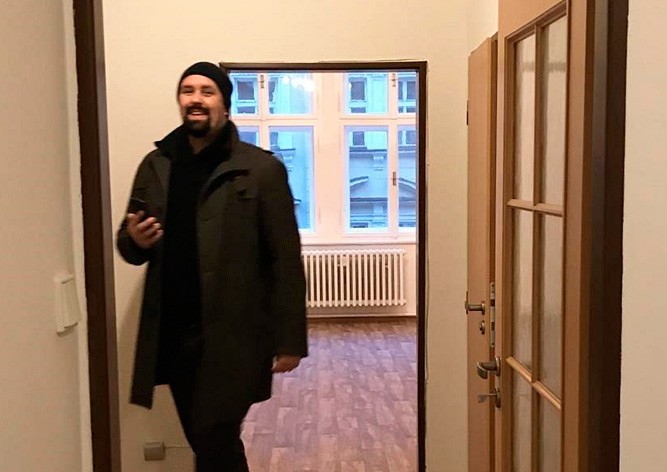 В Праге мошенник сдал чужую квартиру 8 раз за день