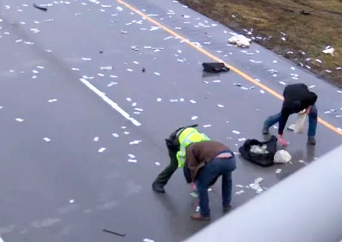 В США после аварии шоссе засыпало деньгами: видео