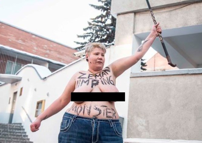 Протестовавшая против Земана активистка случайно разделась не в том месте