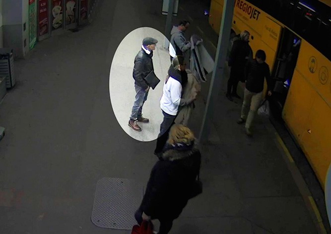 Кража чемодана из автобуса на пражском вокзале попала на видео