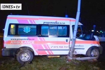 В Праге машина скорой помощи с беременной пациенткой попала в ДТП