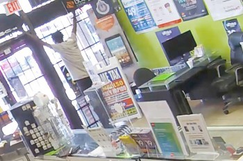 Продавщица заперла недальновидного грабителя в магазине: видео