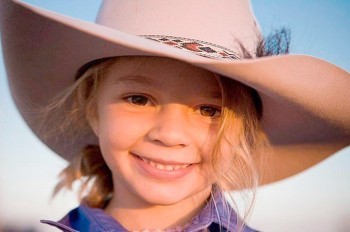 Родители доведенной до суицида девочки пригласили интернет-троллей на похороны