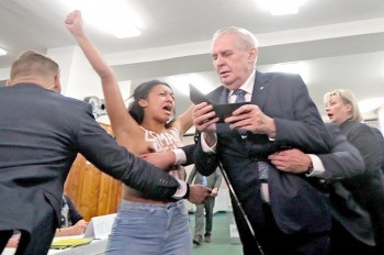 Полуголая активистка атаковала президента Чехии: видео