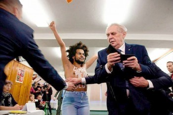 Нападение украинки на Земана породило бурю шуток в чешском Интернете