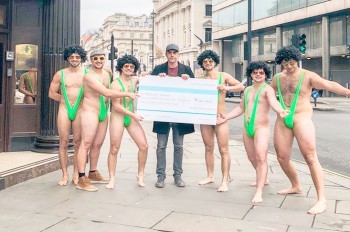 «Настоящий» Борат выпил пива с чехами, оштрафованными в Казахстане