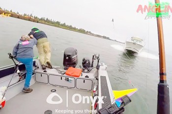 Рыбаки выпрыгнули из лодки за секунду до столкновения с катером: видео