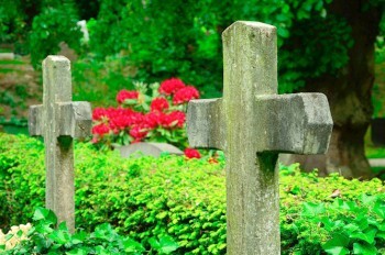 Бесплатная могила и проездной: Прага готовит «бонусы» для почетных граждан