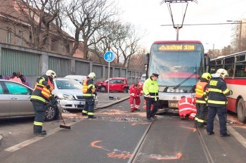 В Праге произошло массовое ДТП с участием трамвая