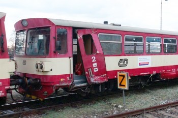Поезд столкнулся с автомобилем на переезде в Чехии