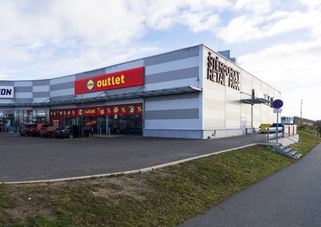 В Праге открылся первый аутлет-магазин Lidl. Покупатели выстроились в огромную очередь