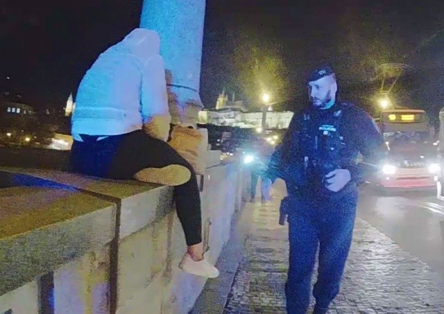 В Праге полицейские отговорили от самоубийства женщину с непростой судьбой