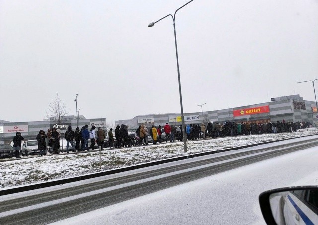 Жители Праги «берут штурмом» новый аутлет-магазин Lidl: видео