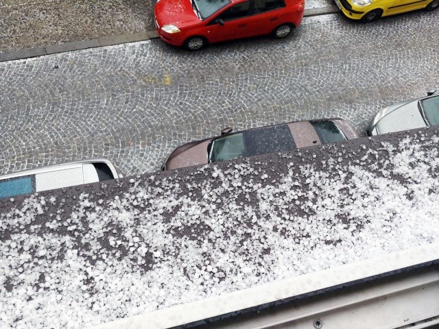 Зимняя гроза засыпала Прагу градом: видео