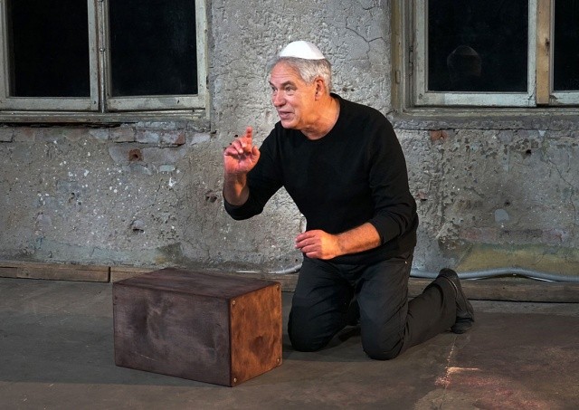 В Праге покажут моноспектакль Александраса Рубиноваса «Мой Отец»