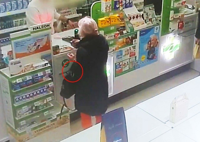 В Праге покупательница присвоила чужой смартфон: видео