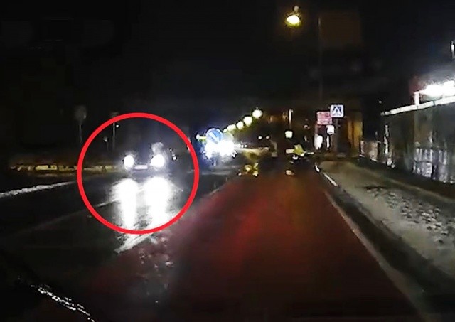 В Чехии водитель сбил сотрудницу полиции на «зебре» и поехал дальше: видео