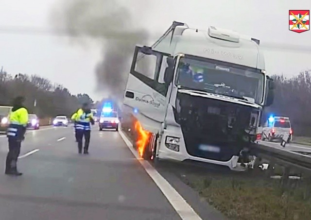В Чехии полицейские вытащили водителя из загоревшейся фуры: видео