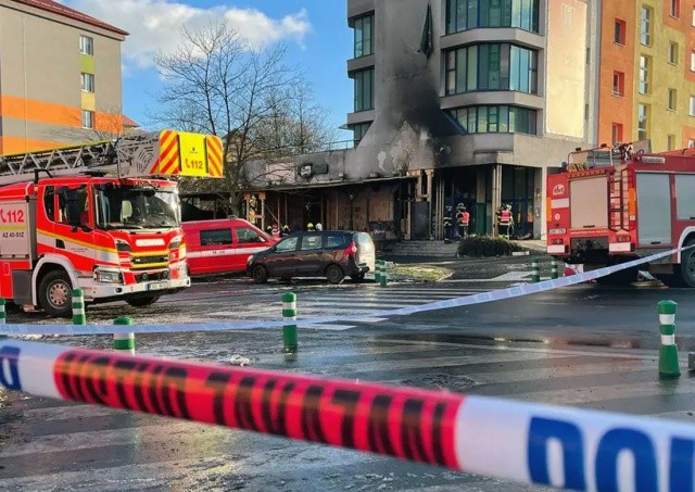 В Чехии люди несут цветы к сгоревшему ресторану. Опознать погибших пока не удалось