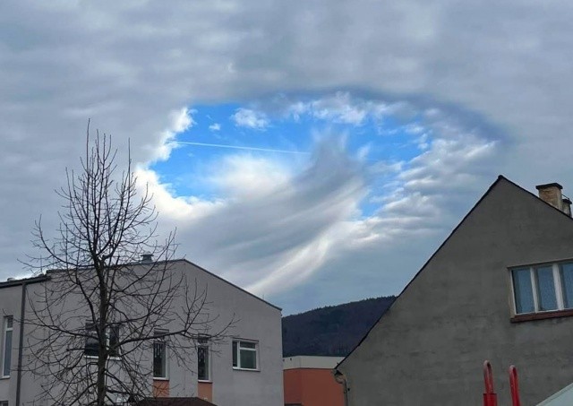 В Чехии наблюдали редкое природное явление – бреши в облаках