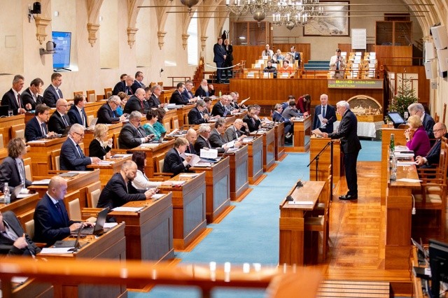 Закон о продлении временной защиты украинцев рискует застрять в Сенате Чехии