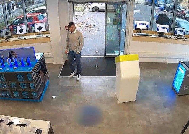 В Праге вор дважды украл из одного магазина одинаковые смартфоны: видео