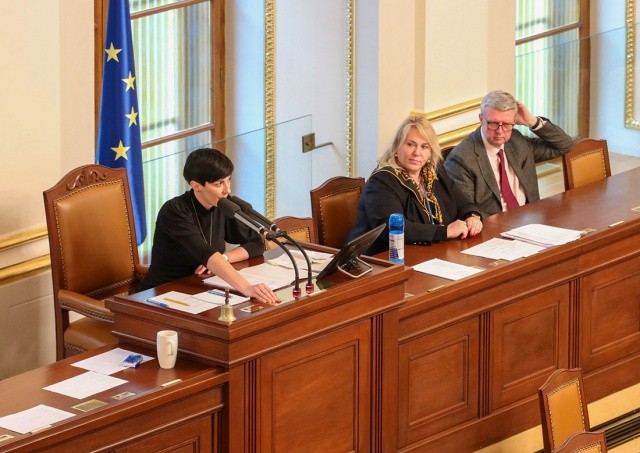 В Чехии депутаты проголосовали за повышение своих зарплат. Сколько они будут получать