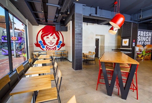 На чешский рынок выйдет сеть Wendy’s с квадратными бургерами