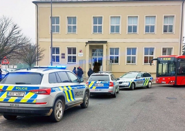В Чехии школьник угрожал учительнице оружием. Его задержала полиция