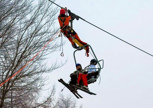 На горнолыжном курорте в Чехии встал подъемник. Туристов спустили пожарные