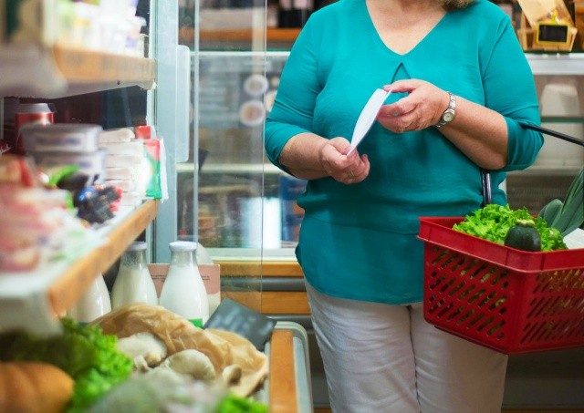 В Чехии пенсионерка попалась на краже продуктов. Полицейские оплатили ей покупку