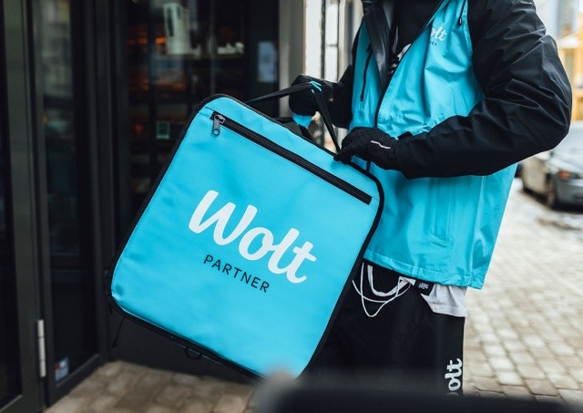 В Праге курьер Wolt с презервативом в руке домогался клиентки