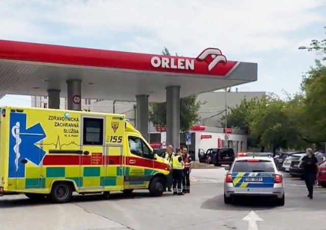 В Праге вынесли приговор агрессору, порезавшему трех человек на АЗС