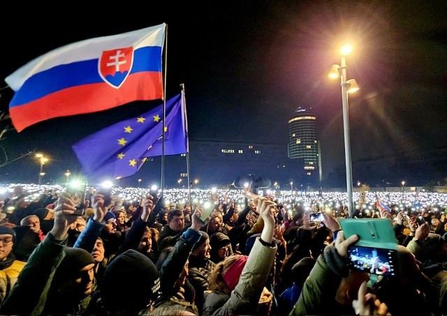 Зеленский на словацком языке прокомментировал митинг в Братиславе